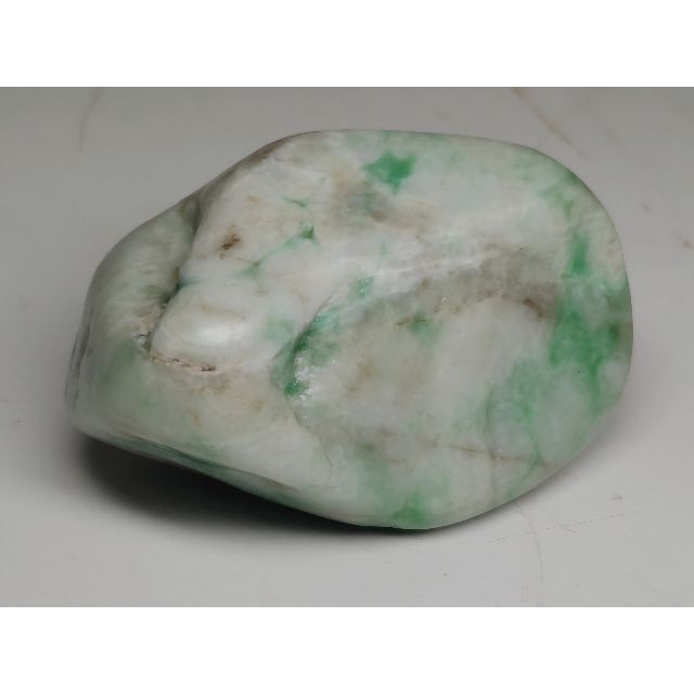 鮮緑 82g 翡翠 ヒスイ 翡翠原石 原石 鉱物 鑑賞石 自然石 誕生石 鉱石