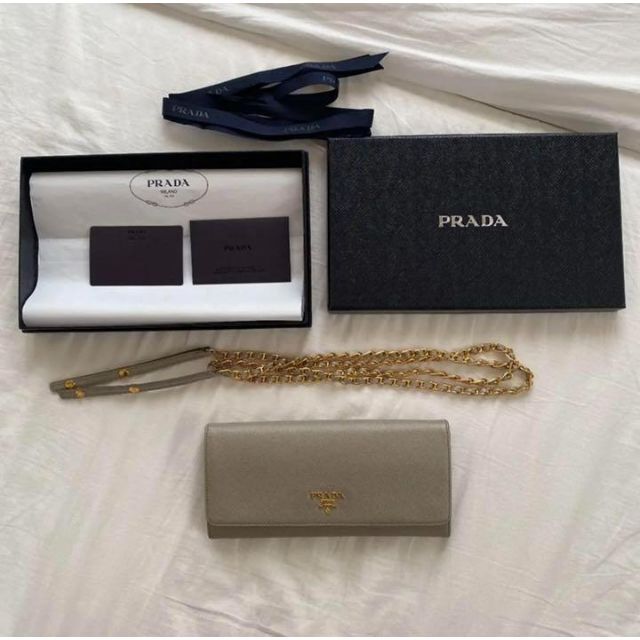 PRADA(プラダ)の美品！ギャランティカード付 PRADA チェーンウォレット長財布 グレージュ レディースのファッション小物(財布)の商品写真