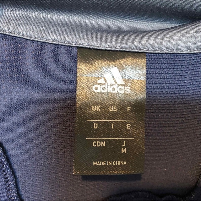 adidas(アディダス)の【アディダス】ナイロンジャケット　パフォーマンスロゴ　三本線　ワンポイントA4 メンズのジャケット/アウター(ナイロンジャケット)の商品写真