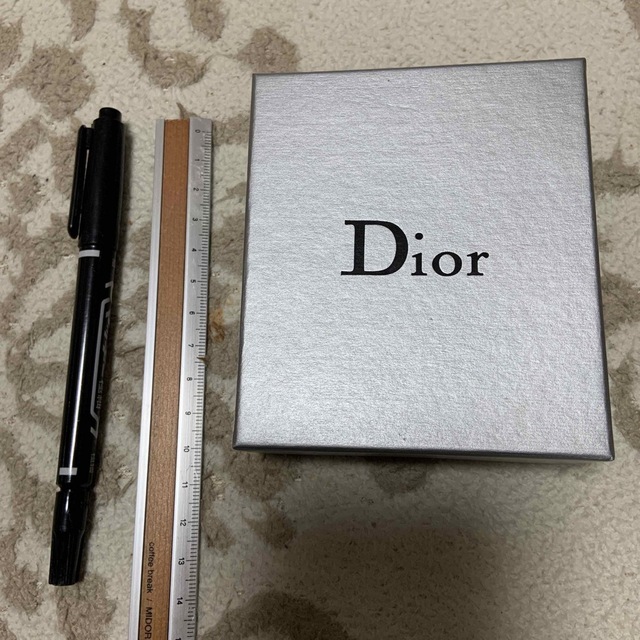 Christian Dior(クリスチャンディオール)のDIOR 箱 エンタメ/ホビーの本(趣味/スポーツ/実用)の商品写真