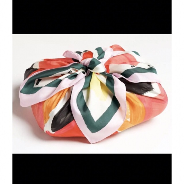 Marni(マルニ)の新品☆ UNIQLO ＆ MARNI シルクスカーフ 70×70 レディースのファッション小物(バンダナ/スカーフ)の商品写真