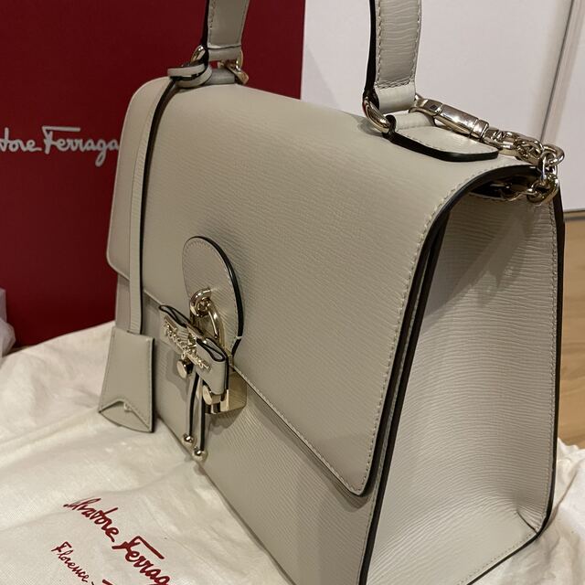 Salvatore Ferragamo(サルヴァトーレフェラガモ)のフェラガモ　美品　ハンドバッグ　ショルダー　リボン　台形　2way プレゼント レディースのバッグ(ハンドバッグ)の商品写真