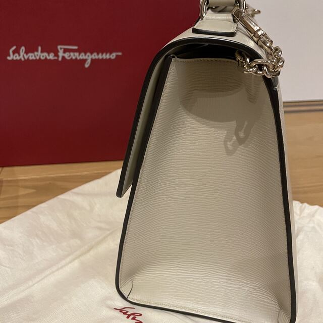 Salvatore Ferragamo(サルヴァトーレフェラガモ)のフェラガモ　美品　ハンドバッグ　ショルダー　リボン　台形　2way プレゼント レディースのバッグ(ハンドバッグ)の商品写真