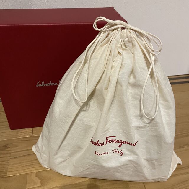 Salvatore Ferragamo(サルヴァトーレフェラガモ)のフェラガモ　美品　ハンドバッグ　ショルダー　リボン　台形　2way プレゼント レディースのバッグ(ハンドバッグ)の商品写真