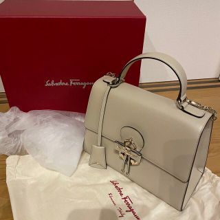 サルヴァトーレフェラガモ(Salvatore Ferragamo)のフェラガモ　美品　ハンドバッグ　ショルダー　リボン　台形　2way プレゼント(ハンドバッグ)