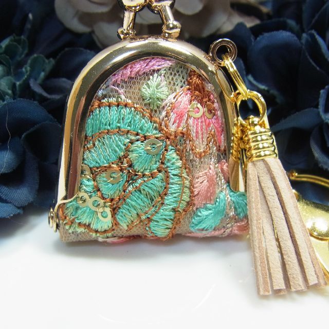 インド刺繡 ミニがま口財布 キーホルダー バックチャーム ピンクブルー レディースのファッション小物(キーホルダー)の商品写真