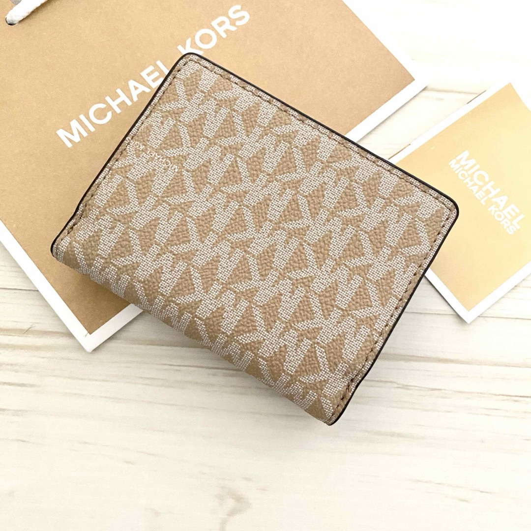 Michael Kors(マイケルコース)のMICHAEL KORS財布  折り財布  ベージュ　三つ折り財布 レディースのファッション小物(財布)の商品写真