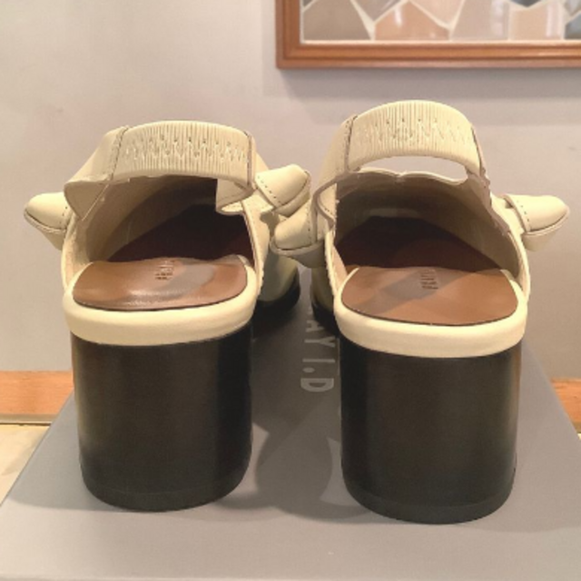 FRAY I.D(フレイアイディー)のハンドステッチパンプス 　ベージュ　３７ レディースの靴/シューズ(ハイヒール/パンプス)の商品写真
