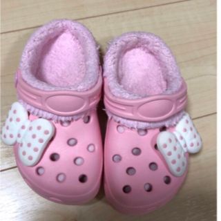 クロックス(crocs)のキッズ　女の子　靴　スリッパ　14 リボン　ピンク　クロックス　ファー　サンダル(サンダル)