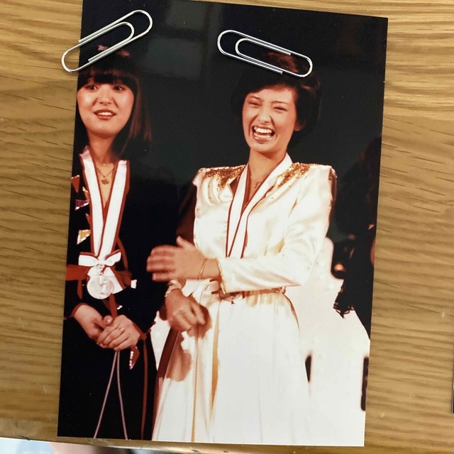 山口百恵さんと岩崎宏美さんとの共演写真　1979年、1980年の写真 エンタメ/ホビーのタレントグッズ(アイドルグッズ)の商品写真