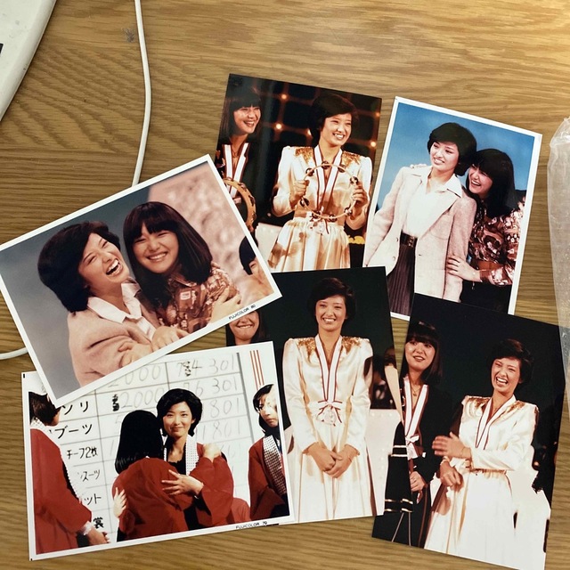 山口百恵さんと岩崎宏美さんとの共演写真　1979年、1980年の写真 エンタメ/ホビーのタレントグッズ(アイドルグッズ)の商品写真