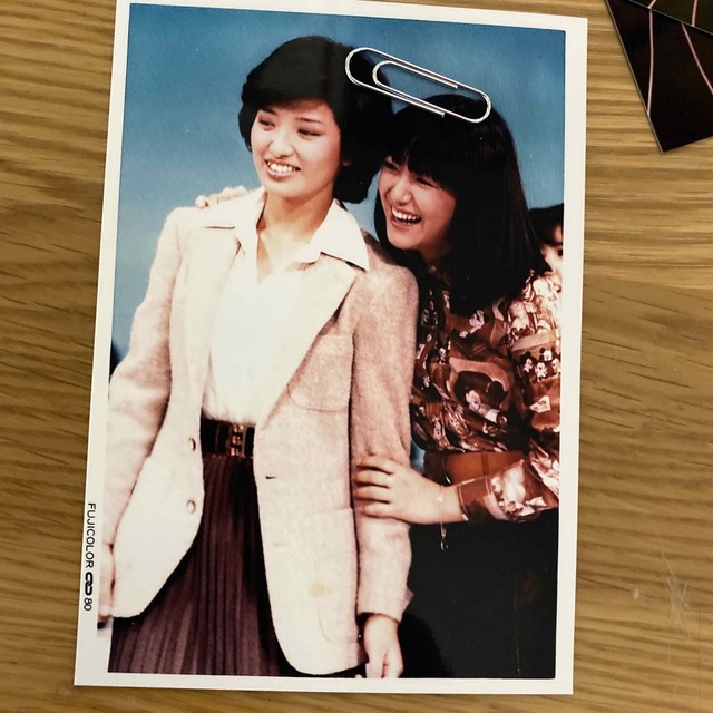 山口百恵さんと岩崎宏美さんとの共演写真　1979年、1980年の写真 エンタメ/ホビーのタレントグッズ(アイドルグッズ)の商品写真