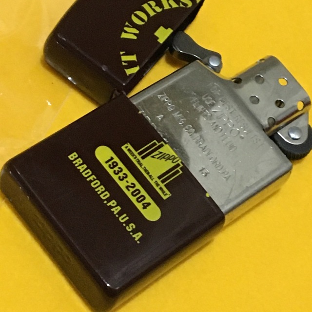 ZIPPO(ジッポー)のZIPPO レトロカレッジデザイン IT WORKS! クラシカルブラウン メンズのファッション小物(タバコグッズ)の商品写真