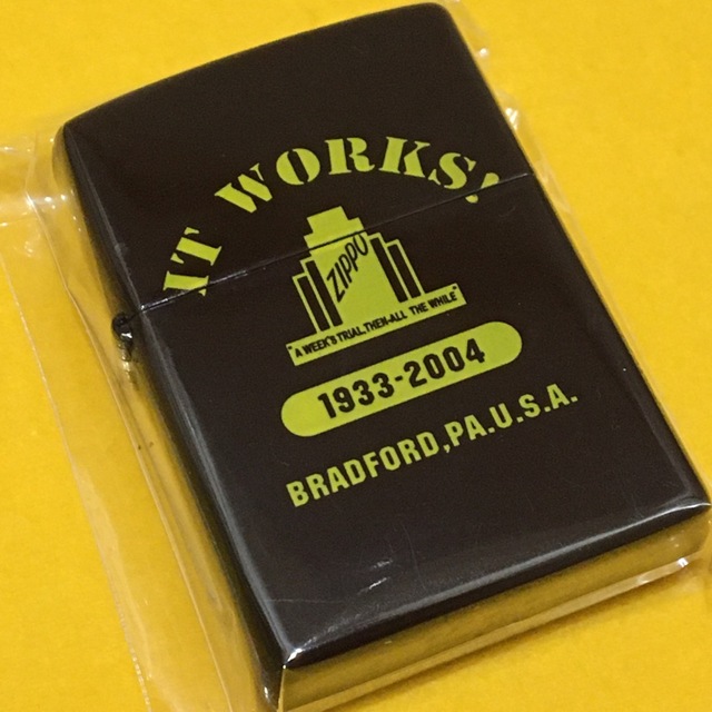 ZIPPO(ジッポー)のZIPPO レトロカレッジデザイン IT WORKS! クラシカルブラウン メンズのファッション小物(タバコグッズ)の商品写真