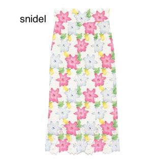 スナイデル(SNIDEL)のsnidel レーザープリントレースタイトスカート(ひざ丈スカート)