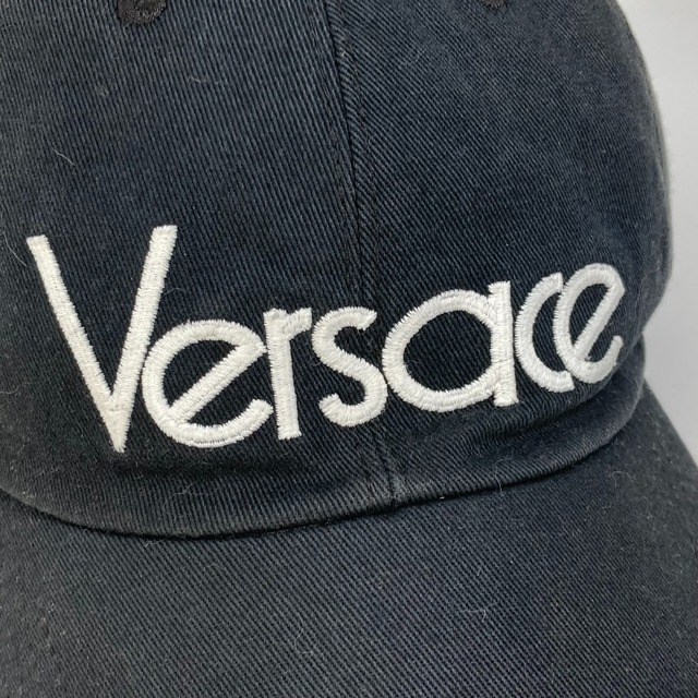 VERSACE(ヴェルサーチ)のヴェルサーチ VERSACE ロゴ 帽子 キャップ帽 キャップ コットン ブラック レディースの帽子(キャップ)の商品写真