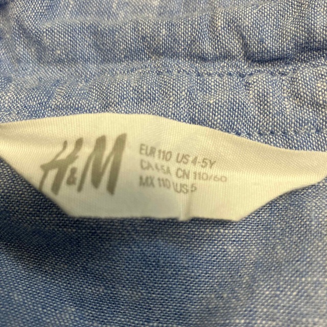 H&M(エイチアンドエム)のH&M キッズ　七分袖にもなるデニムシャツ　ライトブルー　4〜5歳　110 キッズ/ベビー/マタニティのキッズ服男の子用(90cm~)(ブラウス)の商品写真