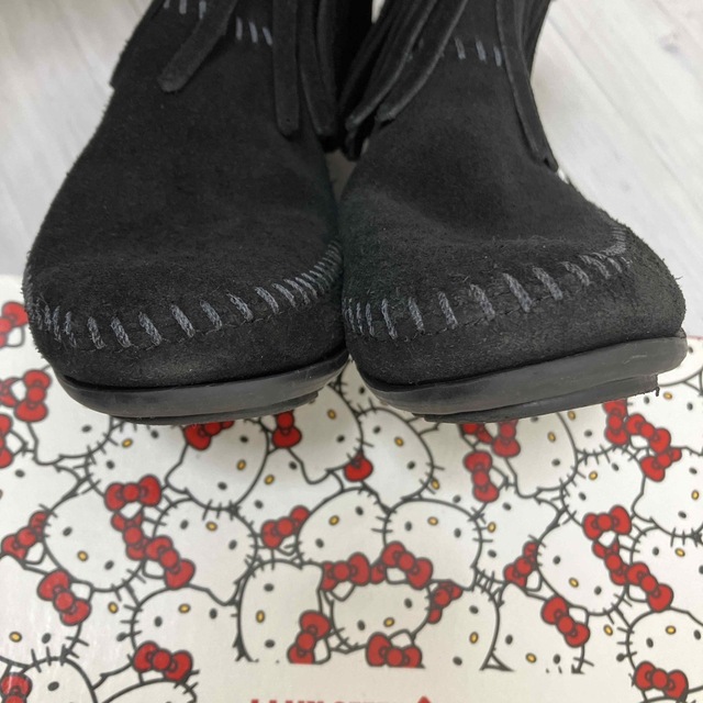 Minnetonka(ミネトンカ)の美品 MINNETONKA×HELLO KITTYのコラボフリンジブーツ レディースの靴/シューズ(ブーツ)の商品写真