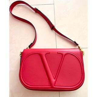 ヴァレンティノ(VALENTINO)の最終値下げ新品★valentino ショルダーバック　Vロゴ　バレンチノ(ショルダーバッグ)