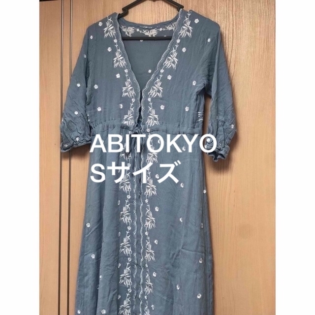 ABITOKYO(アビトーキョー)のABITOKYO  Vネック刺繍ロングワンピース　水色　7分袖ワンピース レディースのワンピース(ロングワンピース/マキシワンピース)の商品写真