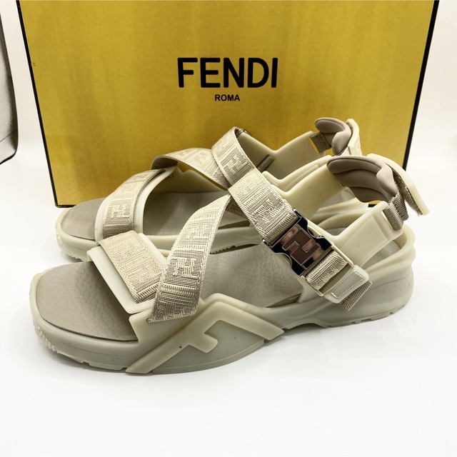 新品未使用！送料込み★FENDI★フローサンダル