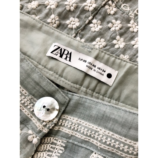 ZARA(ザラ)のZara エンブロイダリーパッチワークパンツ レディースのパンツ(カジュアルパンツ)の商品写真