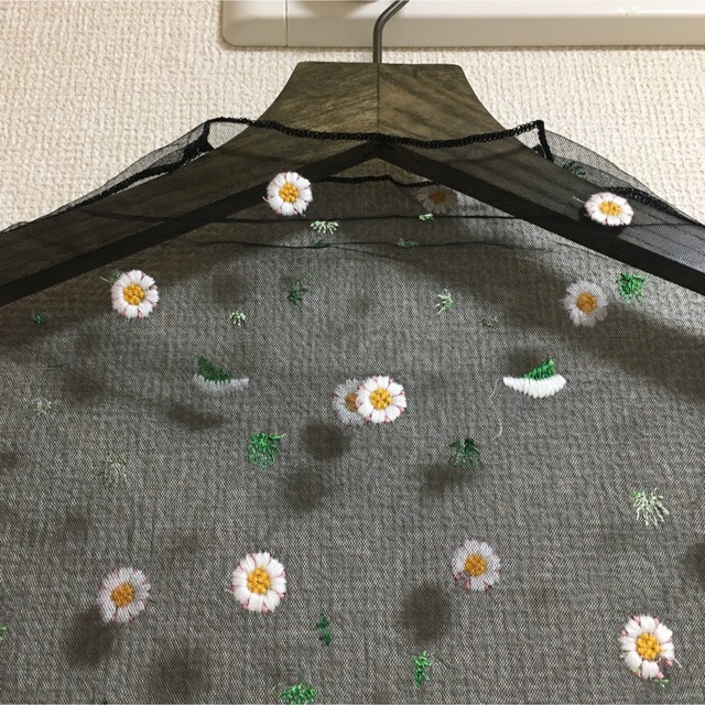 【1点のみ】マーガレット刺繍黒シアートップス✨シースルーカットソー レディースのトップス(カットソー(長袖/七分))の商品写真