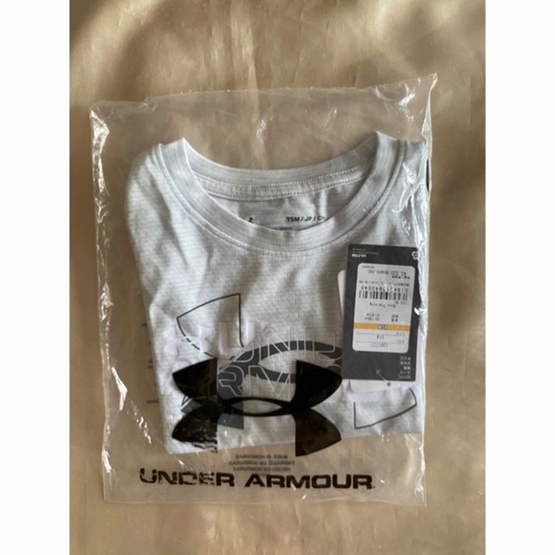 UNDER ARMOUR(アンダーアーマー)の新品　Tシャツ キッズ/ベビー/マタニティのキッズ服男の子用(90cm~)(Tシャツ/カットソー)の商品写真