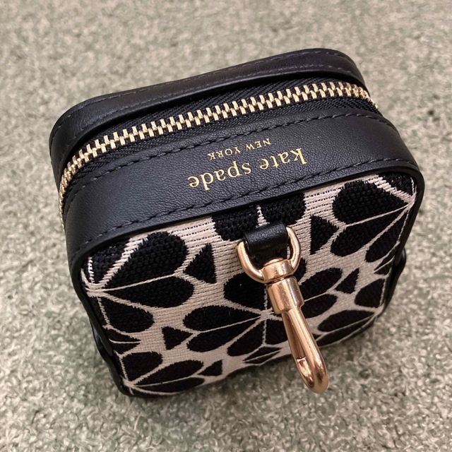 kate spade new york(ケイトスペードニューヨーク)の【1度のみ着用】ケイトスペード♠︎スペードフラワー ショルダーバッグ ポーチ付 レディースのバッグ(ショルダーバッグ)の商品写真