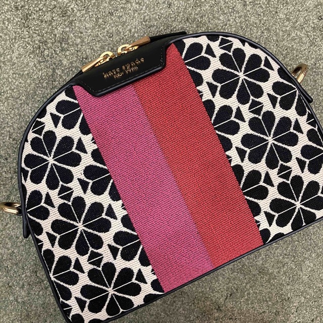 kate spade new york(ケイトスペードニューヨーク)の【1度のみ着用】ケイトスペード♠︎スペードフラワー ショルダーバッグ ポーチ付 レディースのバッグ(ショルダーバッグ)の商品写真