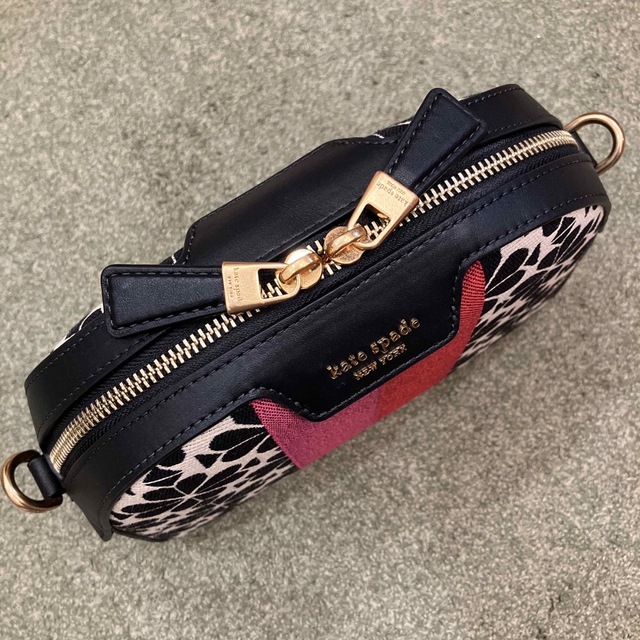 kate spade new york(ケイトスペードニューヨーク)の【1度のみ着用】ケイトスペード♠︎スペードフラワー ショルダーバッグ ポーチ付 レディースのバッグ(ショルダーバッグ)の商品写真