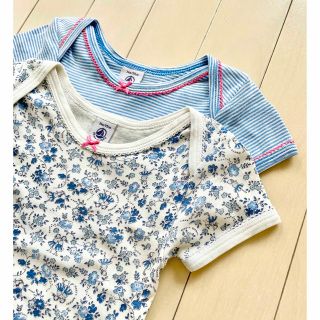 プチバトー(PETIT BATEAU)のPETIT BATEAU ミラレボーダー&フローラル柄 半袖ボディ2枚SET(ロンパース)