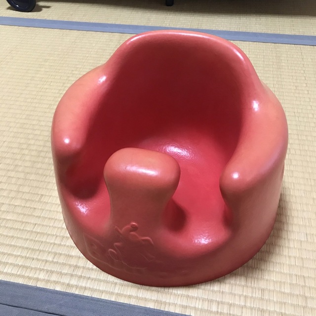 Bumbo(バンボ)のバンボ　赤 キッズ/ベビー/マタニティの寝具/家具(その他)の商品写真