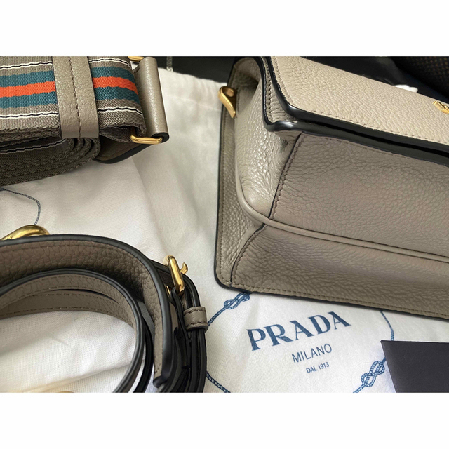 PRADA(プラダ)の未使用　PRADA  2ストラップショルダーバッグ　グレージュ レディースのバッグ(ショルダーバッグ)の商品写真