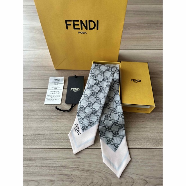 専用！FENDI フェンディ ラッピー　シルクスカーフ　未使用　ピーカブー