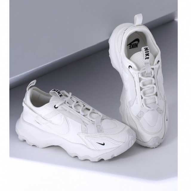 emmi - W NIKE TC 7900 OWHT 23.5の通販 by な｜エミならラクマ