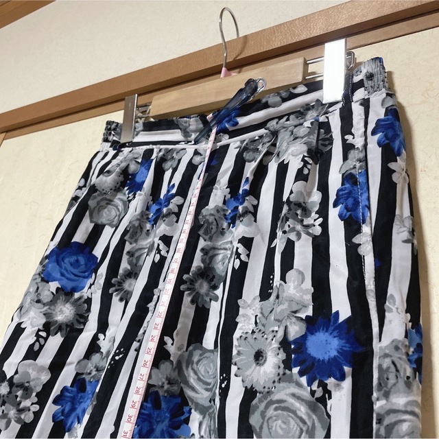 カジュアルパンツ　ボーダーパンツ　花柄パンツ　青　ウエストゴム　両ポケット付き レディースのパンツ(カジュアルパンツ)の商品写真