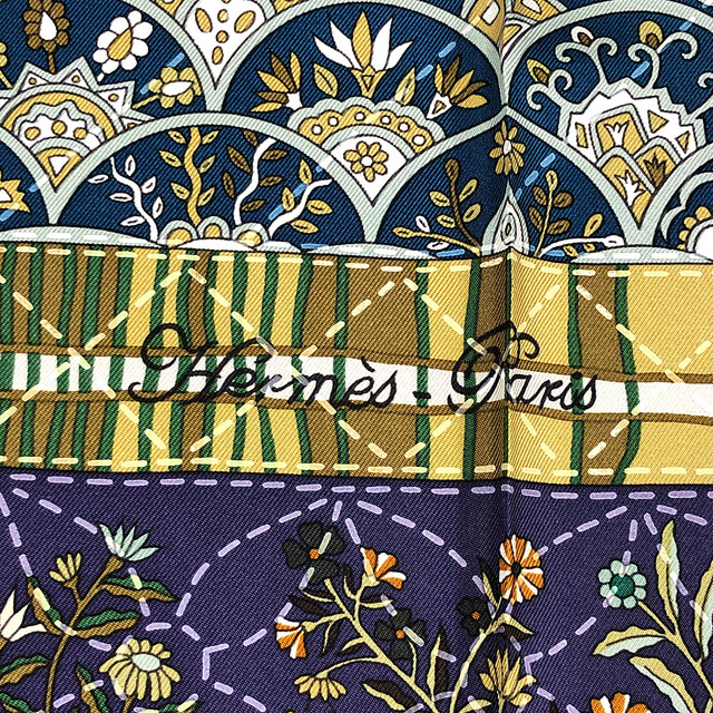 Hermes(エルメス)のHERMES エルメス シルク スカーフ カレ90 Pique Fleuri de Provence プロヴァンスの花刺繍 パープル 正規品 / 30852 レディースのファッション小物(バンダナ/スカーフ)の商品写真