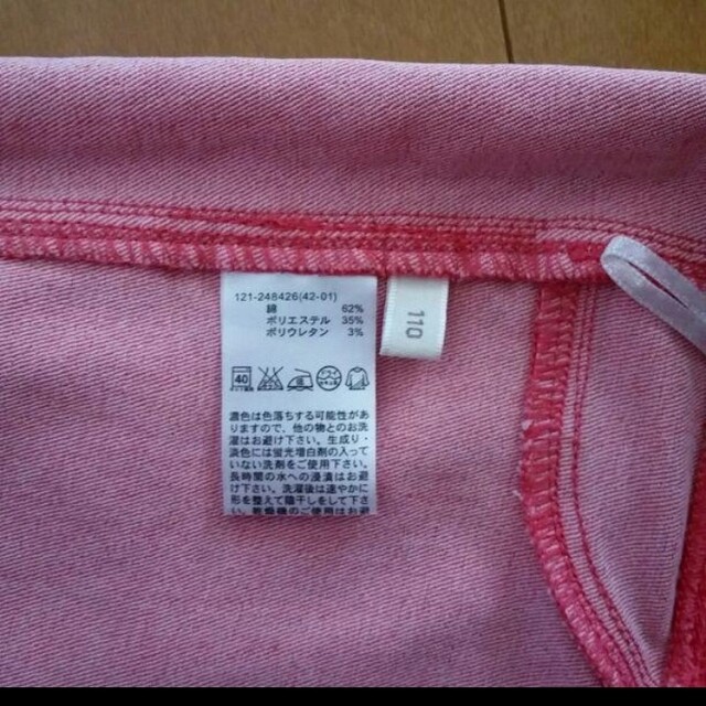 GU(ジーユー)のピンク　クロップト　パンツ　110 キッズ/ベビー/マタニティのキッズ服女の子用(90cm~)(パンツ/スパッツ)の商品写真