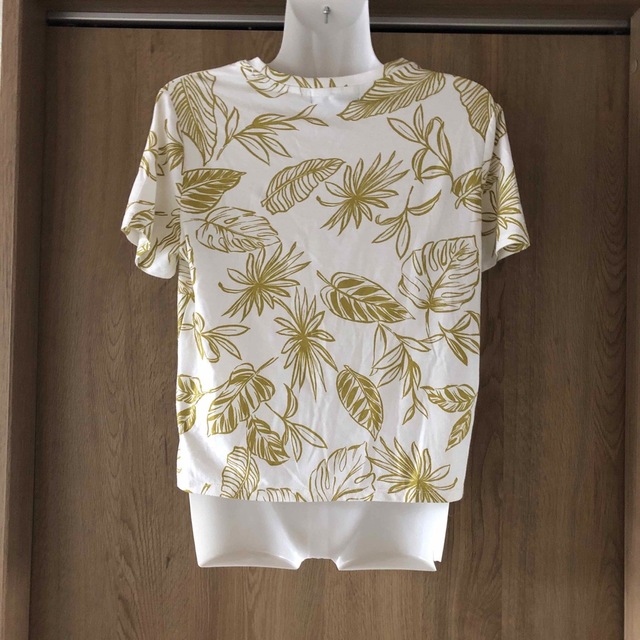 FOREVER 21(フォーエバートゥエンティーワン)のリーフ柄Tシャツ レディースのトップス(シャツ/ブラウス(半袖/袖なし))の商品写真