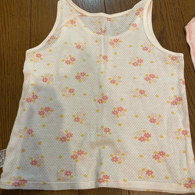 UNIQLO(ユニクロ)のユニクロ　メッシュタンクトップ　100 2枚 キッズ/ベビー/マタニティのキッズ服女の子用(90cm~)(下着)の商品写真