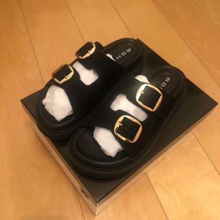 アパルトモンドゥーズィエムクラス(L'Appartement DEUXIEME CLASSE)の【MOHI/モヒ】GOLD BUCKLE SANDAL 36 アパルトモン (サンダル)