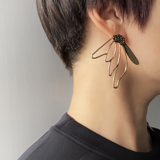 ear PAPILLONNER(イアパピヨネ)の【フラワーアシメトリー】インポートピアス zara jeanasis kbf レディースのアクセサリー(ピアス)の商品写真