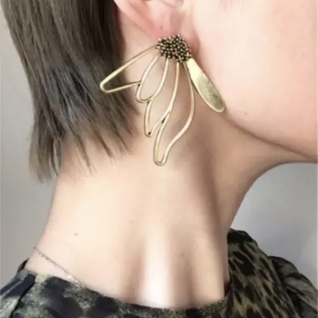 ear PAPILLONNER(イアパピヨネ)の【フラワーアシメトリー】インポートピアス zara jeanasis kbf レディースのアクセサリー(ピアス)の商品写真