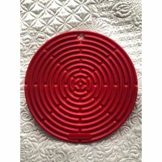 ルクルーゼ(LE CREUSET)の未使用　Le Creuset  ルクルーゼ　鍋敷き　レッド　ポットホルダー(テーブル用品)