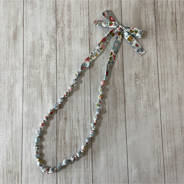 リバティ生地使用　ラッピングネックレス　ベッツィ　グレー ハンドメイドのアクセサリー(ネックレス)の商品写真