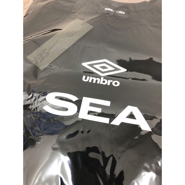 WIND AND SEA(ウィンダンシー)の【新品】UMBRO×WIND AND SEA S/S LINE TEE ロゴT黒 メンズのトップス(Tシャツ/カットソー(半袖/袖なし))の商品写真