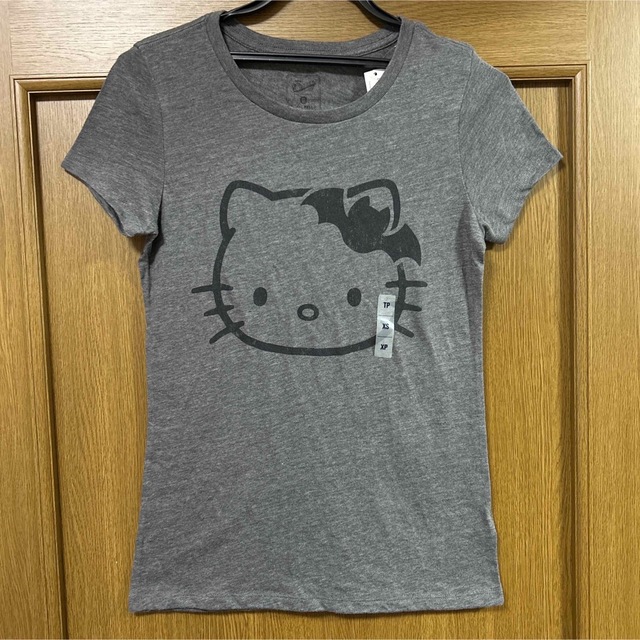 Old Navy(オールドネイビー)のオールドネイビー　ハローキティ　グレー　Tシャツ レディースのトップス(Tシャツ(半袖/袖なし))の商品写真