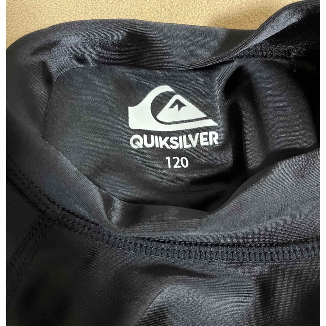 QUIKSILVER(クイックシルバー)のQUIKSILVER 黒 120cm ラッシュガード キッズ/ベビー/マタニティのキッズ服男の子用(90cm~)(水着)の商品写真