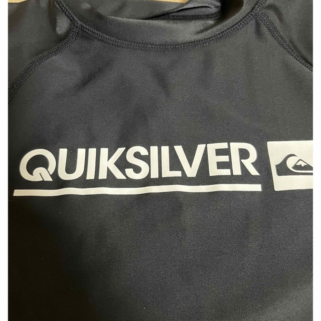 QUIKSILVER(クイックシルバー)のQUIKSILVER 黒 120cm ラッシュガード キッズ/ベビー/マタニティのキッズ服男の子用(90cm~)(水着)の商品写真